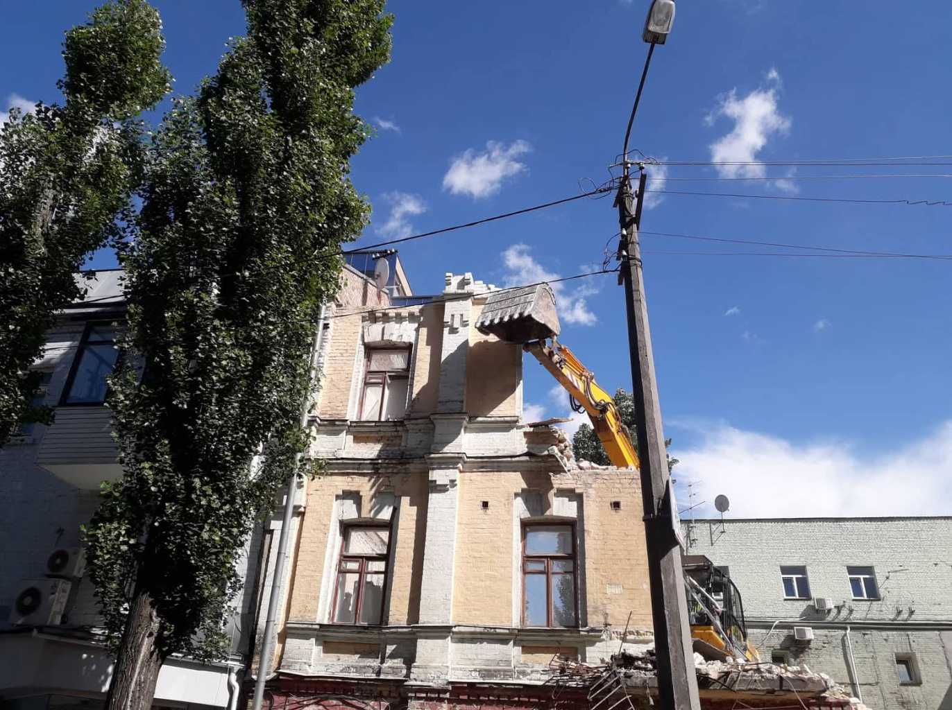 &quot;Реконструкція&quot; історичних будинків в офісні центри та ЖК: чому так відбувається та як з цим боротися