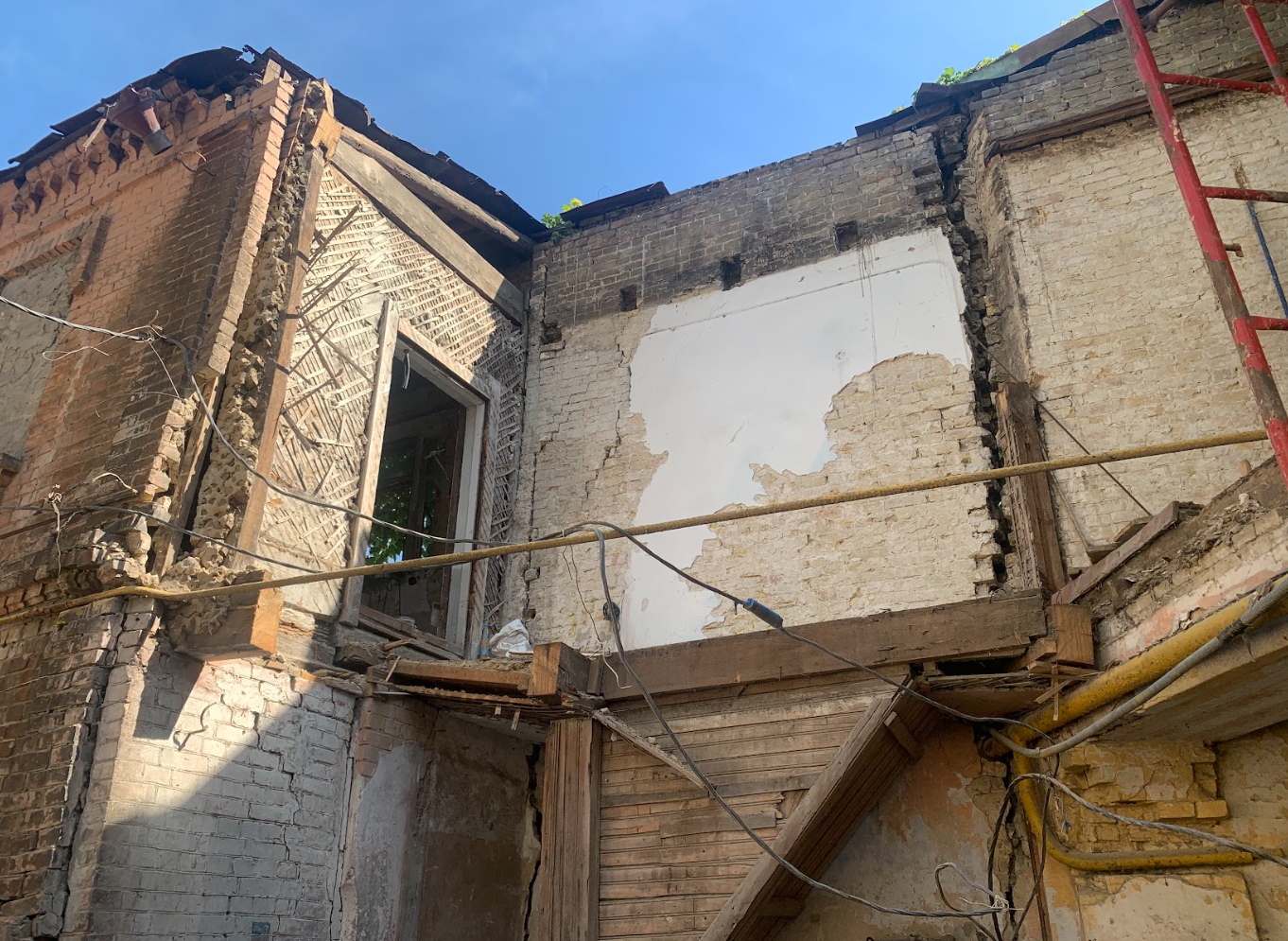 &quot;Реконструкція&quot; історичних будинків в офісні центри та ЖК: чому так відбувається та як з цим боротися